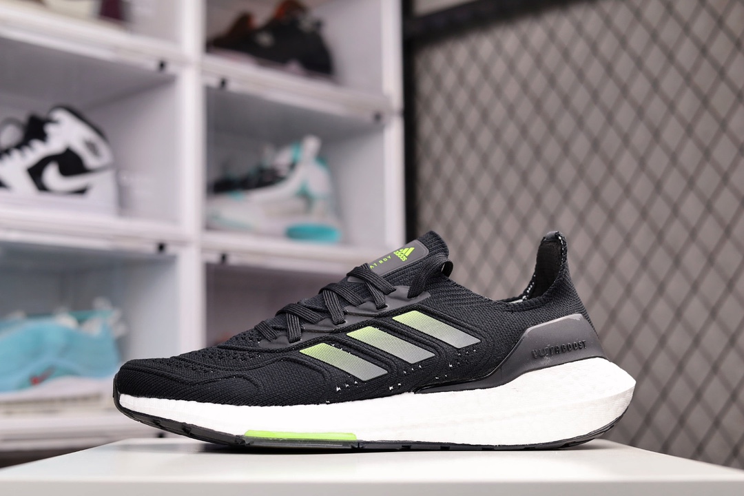 H0 公司级 UB 2022爆米花 前凸后翘”的adidas ultra boost 2020系列正式曝光，新一代的ulrtra boost 22在中底的部分添加了更多的boost材质面积，除了部分标志性的细节处外，这次更新的款式以”前凸后翘”的流线型呈现。中底的支撑片也变成了造型奇特的”U”型，鞋子设计十分有速度感。