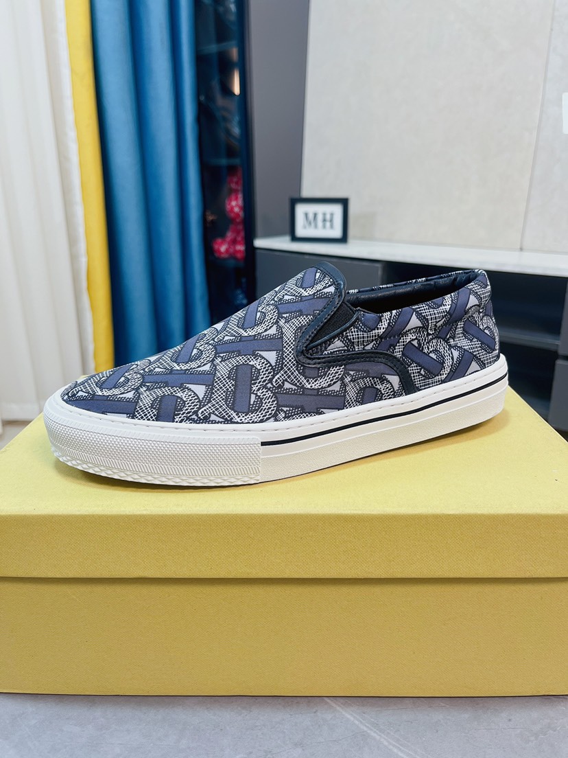 I0  Burberry 巴宝莉  夏季休闲鞋、专柜品质、经典格子、实际做工相当复杂鞋面优选面料羊皮里 相当考验工匠的手艺标准