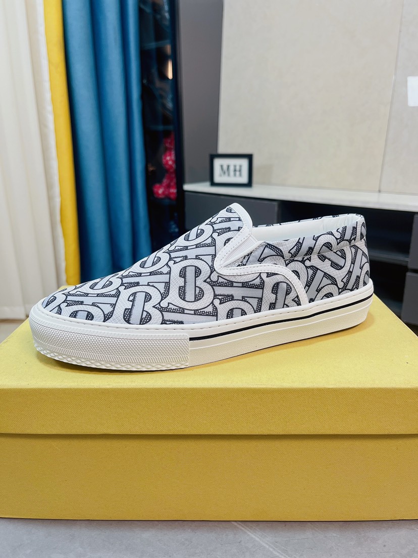 I0  Burberry 巴宝莉  夏季休闲鞋、专柜品质、经典格子、实际做工相当复杂鞋面优选面料羊皮里 相当考验工匠的手艺标准