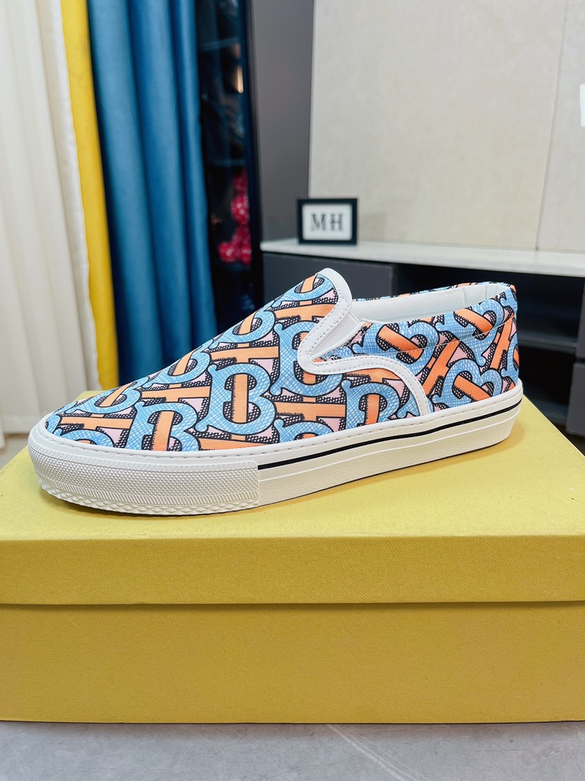 I0  Burberry 巴宝莉  夏季休闲鞋、专柜品质、经典格子、实际做工相当复杂鞋面优选面料羊皮里 相当考验工匠的手艺标准