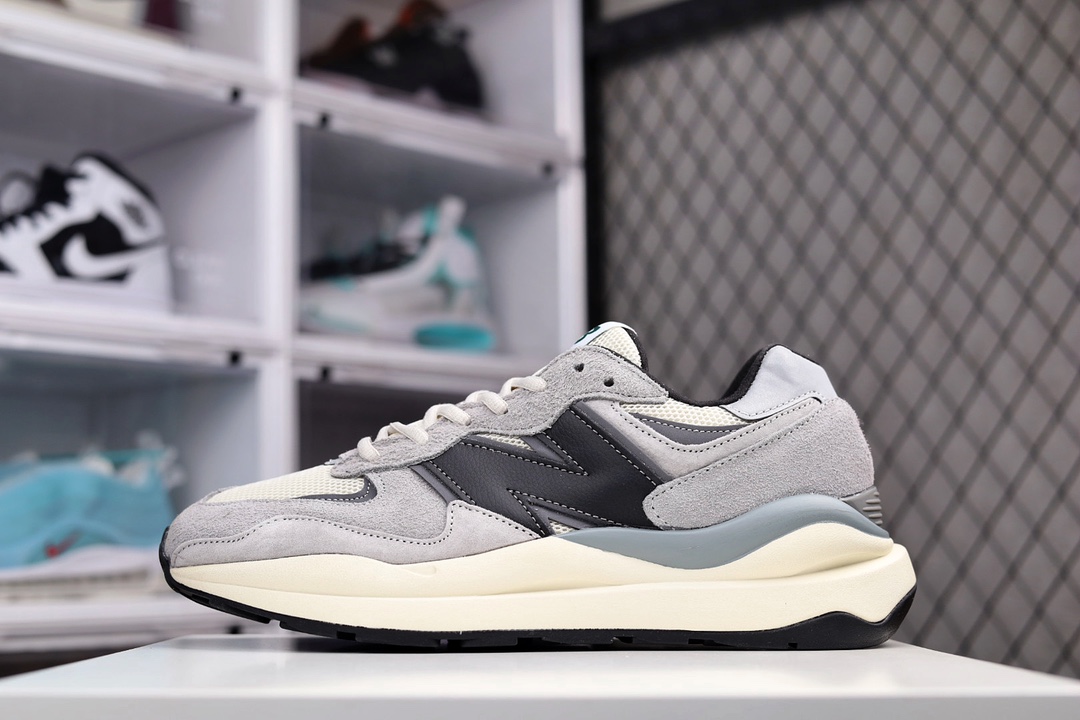 G5 New Balance NB5740系列 凭借多种严选的优质素材重塑出让人耳目一新又充满层次感的革新中低结构。为呼应90年代的巨大化潮流，鞋侧也点题采用了相应的巨大化Logo，并且加上反光细节点缀，再结合同样启发自574并经过改良的抓地鞋底，可谓集结两大年代的注目设计元素。