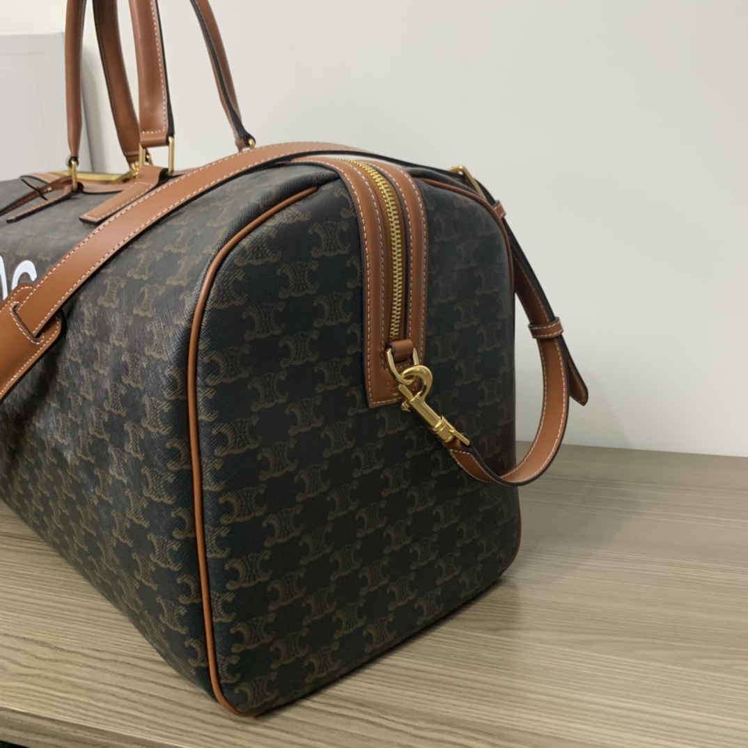 CELINE2022首次推出Voyage印花旅行袋系列采用经典Triomphe老花帆布制作正面印有DOG