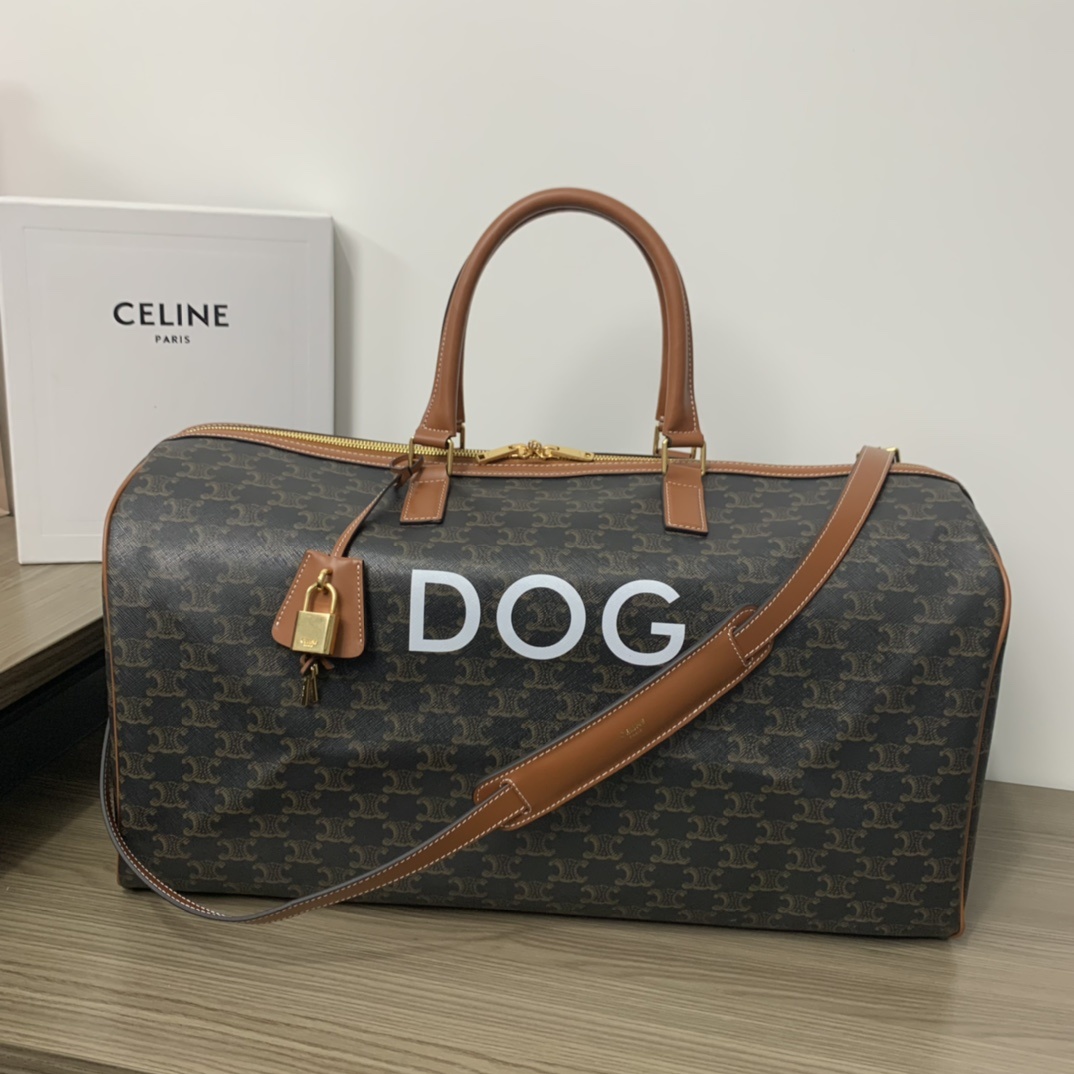 CELINE2022首次推出Voyage印花旅行袋系列采用经典Triomphe老花帆布制作正面印有DOG