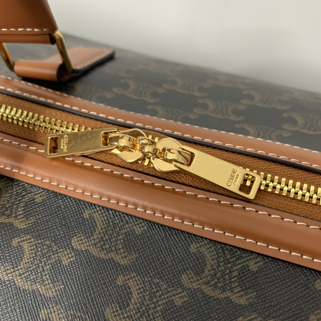 CELINE2022首次推出Voyage印花旅行袋系列采用经典Triomphe老花帆布制作正面印有DOG