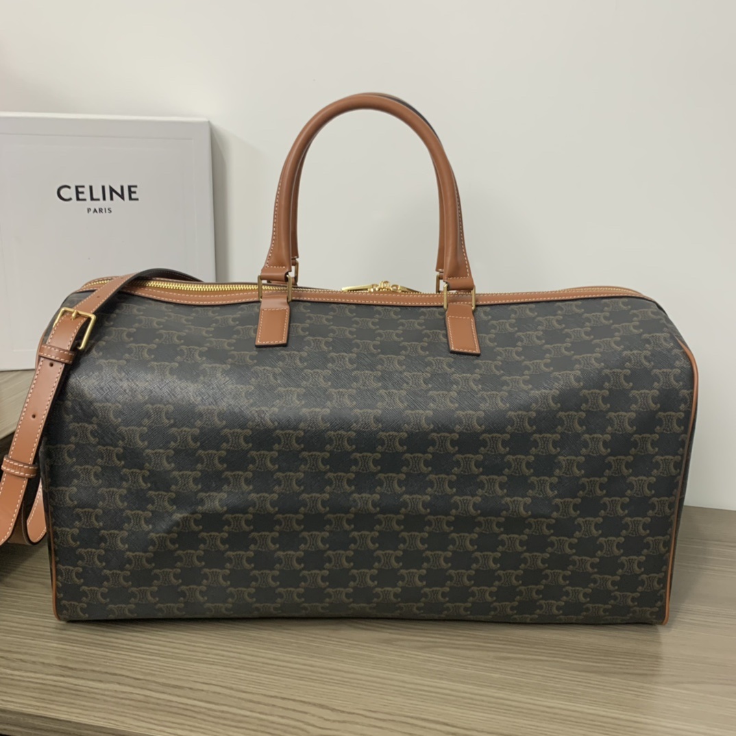 CELINE2022首次推出Voyage印花旅行袋系列采用经典Triomphe老花帆布制作正面印有DOG