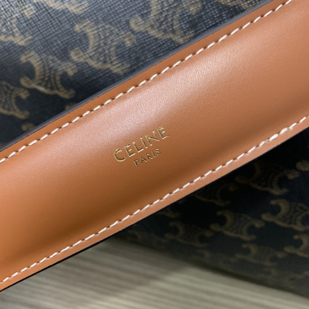 CELINE2022首次推出Voyage印花旅行袋系列采用经典Triomphe老花帆布制作正面印有DOG