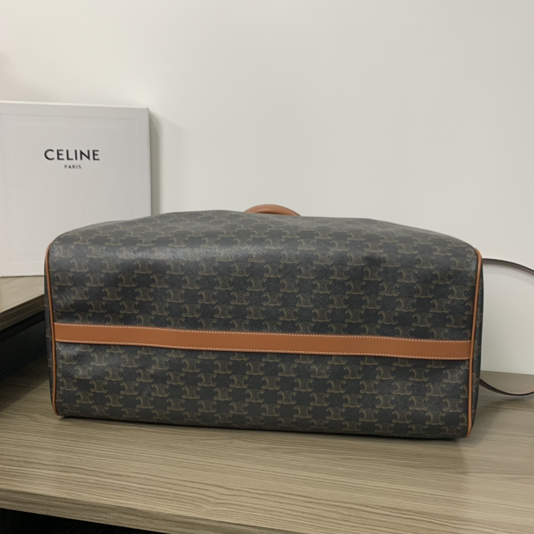 CELINE2022首次推出Voyage印花旅行袋系列采用经典Triomphe老花帆布制作正面印有DOG