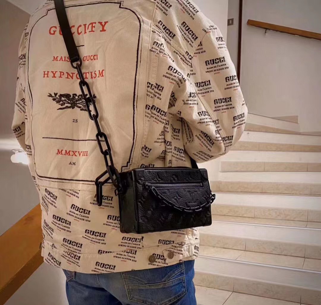 NO:204866,Original single [soft trunk handbag] M44480 55702 g color (embossed) Soft Trunk mini handbag is made of embossed Monogram pattern Taurillon leather, paired with rivet corners and square shape, inheriting the charm of Louis Vuitton's traditional hard box design. Size 18.5 x 13.0 x 8.0 cm, LV [top original single], louis vuitton, louis vuitton19860909原单【soft trunk 手袋】M44480 55702 克色（压花） Soft Trunk 迷你手袋取材压印 Monogram 图案的 Taurillon 皮革,搭配铆钉边角和四方造型,承袭路易威登传统硬箱设计之韵. 尺寸18.5 x 13.0 x 8.0 cm,LV【顶级原单】,louis vuitton,louis vuitton,Bag