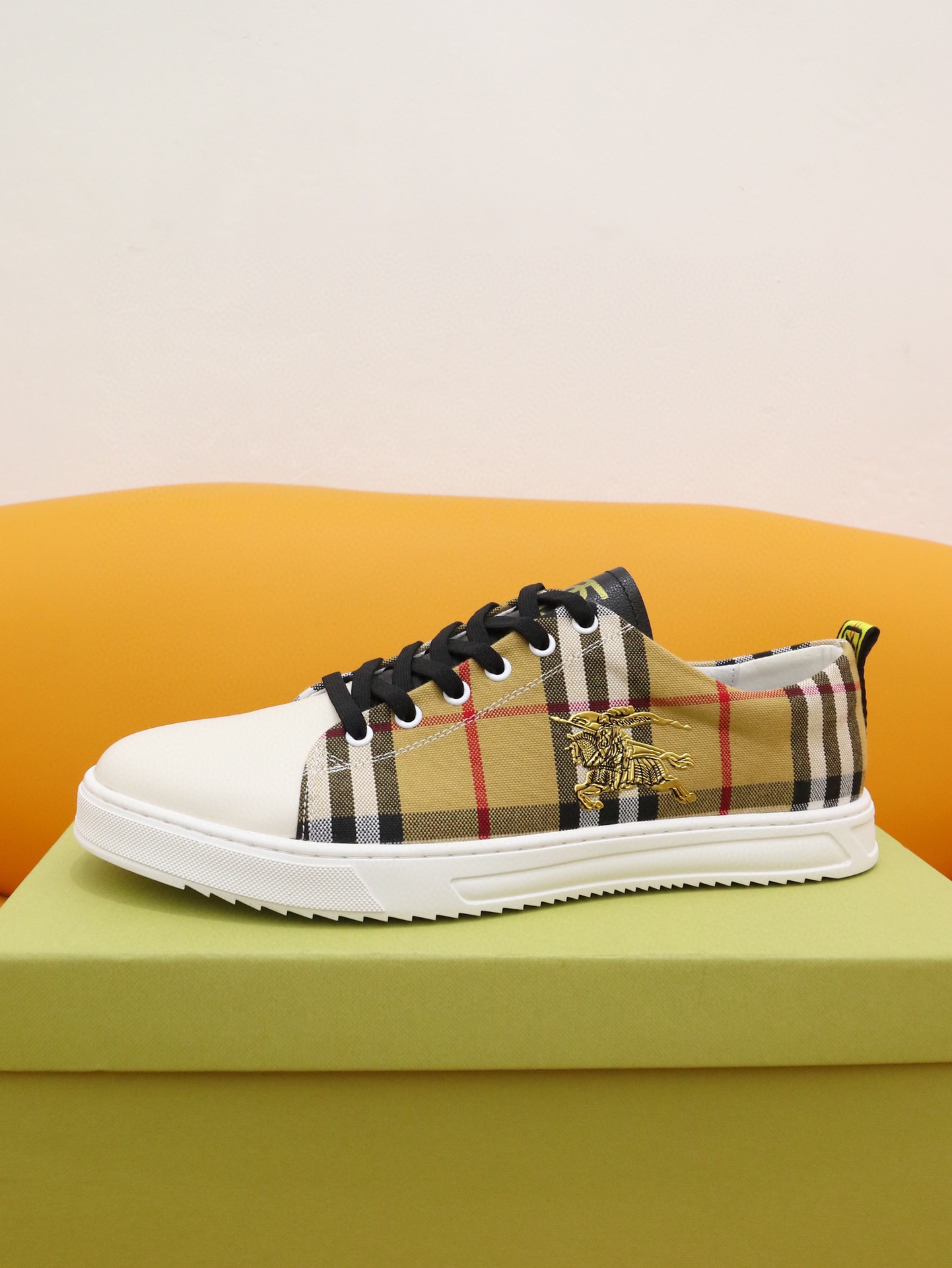 I5 巴宝莉 Burberry 经典休闲鞋2022年休闲运动男鞋，懒人套脚板鞋 骑士 帆船鞋 全新米兰时装时尚的设计，完美做工，原版复刻 材质：原版冰丝布料柔软舒适，羊皮鞋垫，适合户外青年跑步户外司机驾车鞋 套脚方便 懒人乐福首选原版橡胶耐磨大底，男鞋