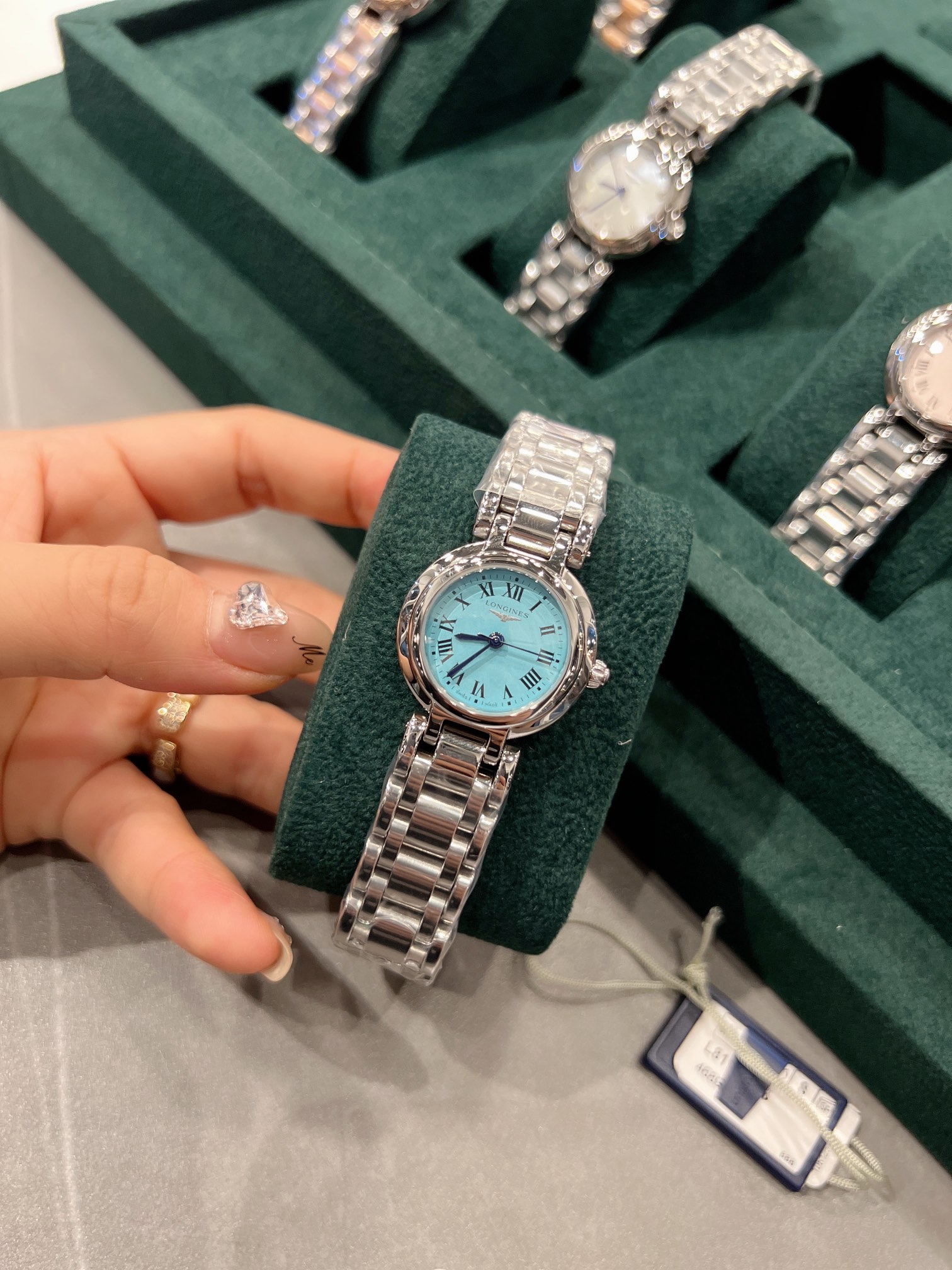 💰白壳350 玫金380  三码合一26.5mm 浪琴longine心月系列手表，女士超美气质范，时尚石英腕表，适合各种场合。大气场从心月系列开始～2个款式，罗马数字款和带钻款，完美品相质保一年，专柜8000➕体验超值概念。机芯走时精确，生活30米防水，女士时尚石英腕表百搭你的大气场，各种平台吹爆了这款百搭神器！！！品名，心月罗马数字/心月带钻。尺寸，直径26.5cm，厚度0.8cm。