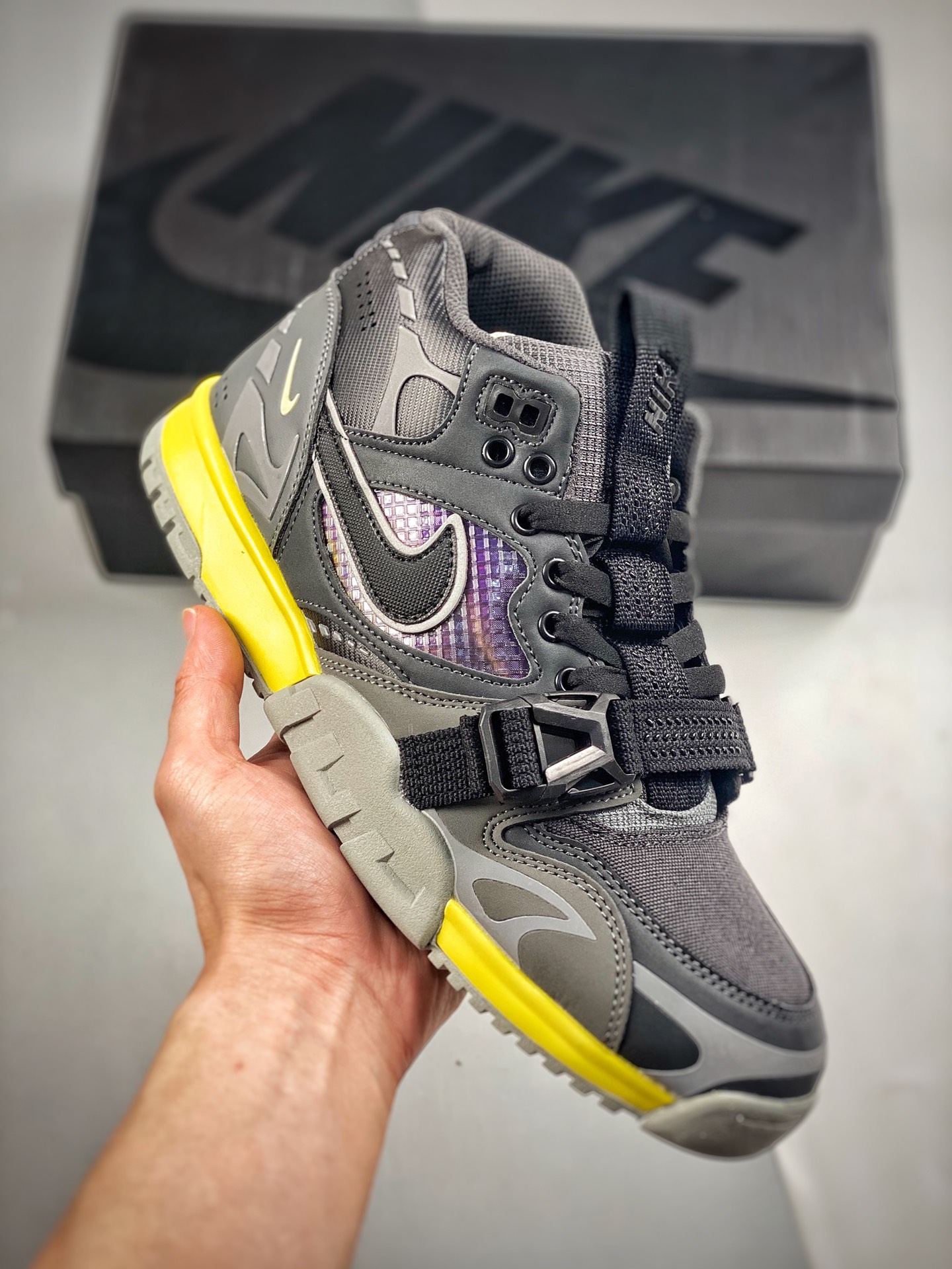 -3 Nike Air Max 1 elementos tríada limitado integra hábilmente el diseño innovador moderno de Nike, interpretando vívid…