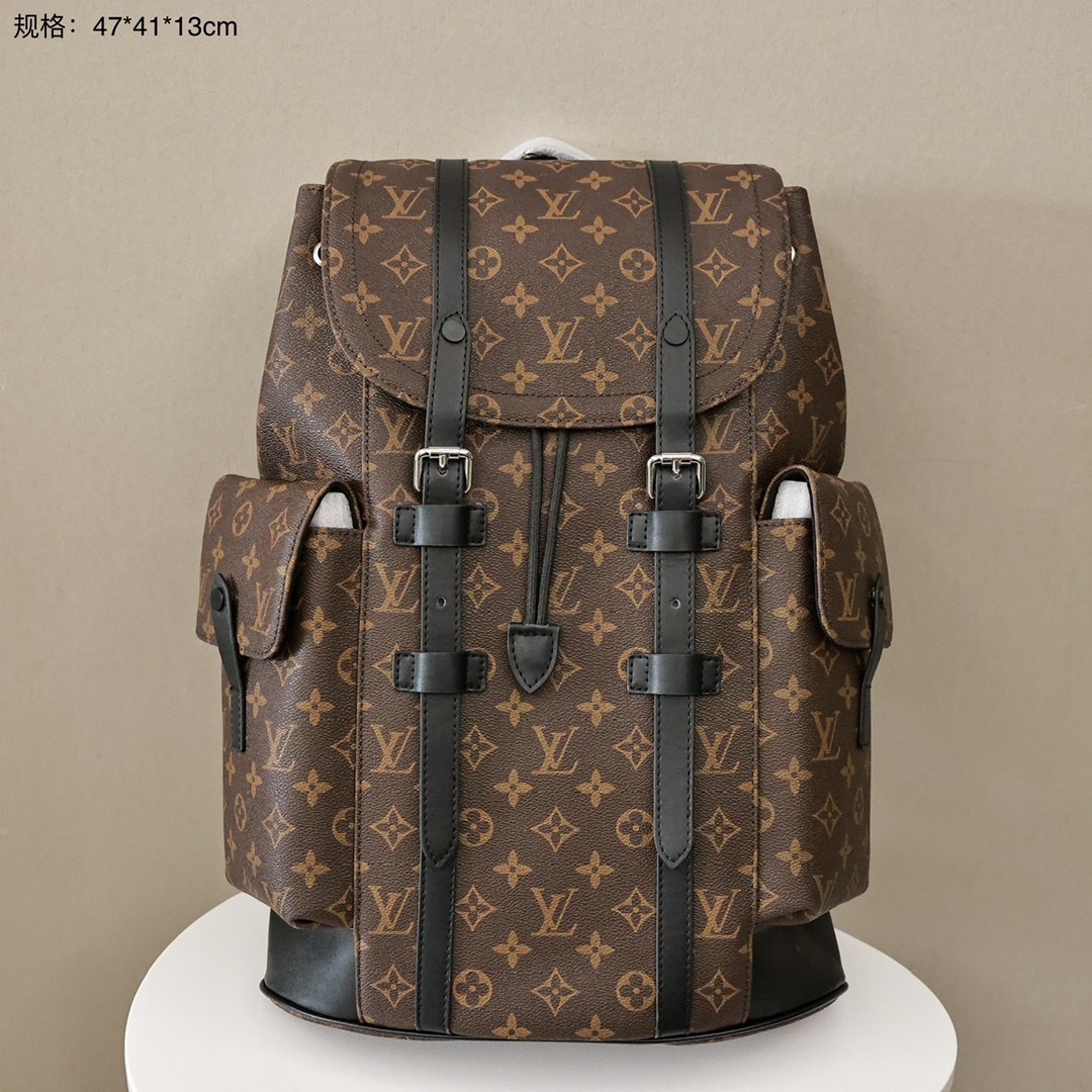 LV多功能双肩包 Christopher双肩包以 Monogram 帆布演绎出了徒步旅行包的粗犷而朴实的精神,其款式别致,工作和娱乐使用两相皆宜,彰显高品质生活方式. 规格:47*41*13cm