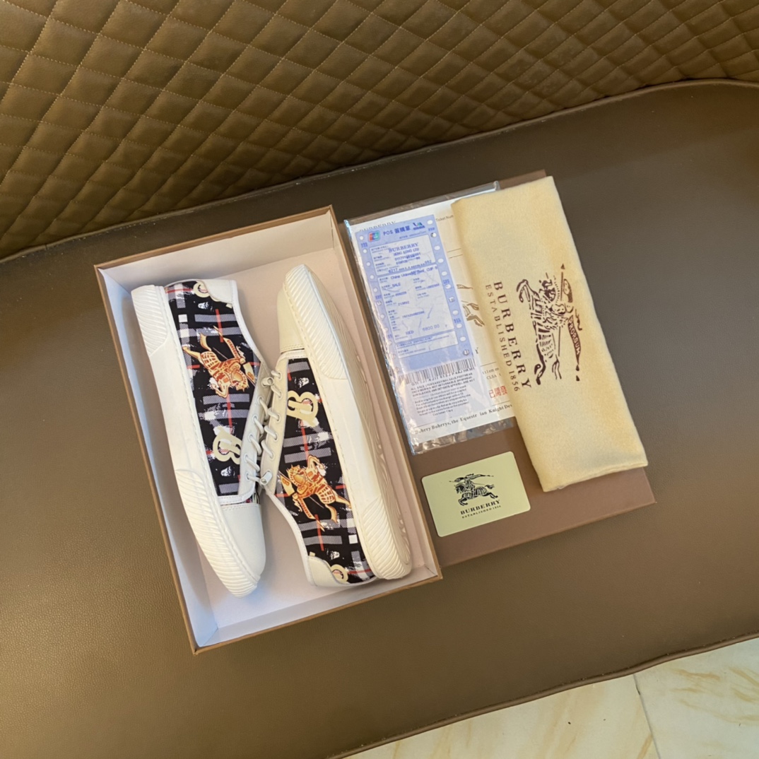 I5 巴宝莉 Burberry 经典休闲鞋2022休闲运动男鞋，懒人套脚板鞋 帆船鞋 全新米兰时装时尚的设计，完美做工，原版复刻 霸气花纹 材质：头层牛皮+特殊布料，柔软舒适，羊皮鞋垫，适合户外青年跑步户外司机驾车鞋 套脚方便 懒人乐福首选原版橡胶耐磨大底，男鞋