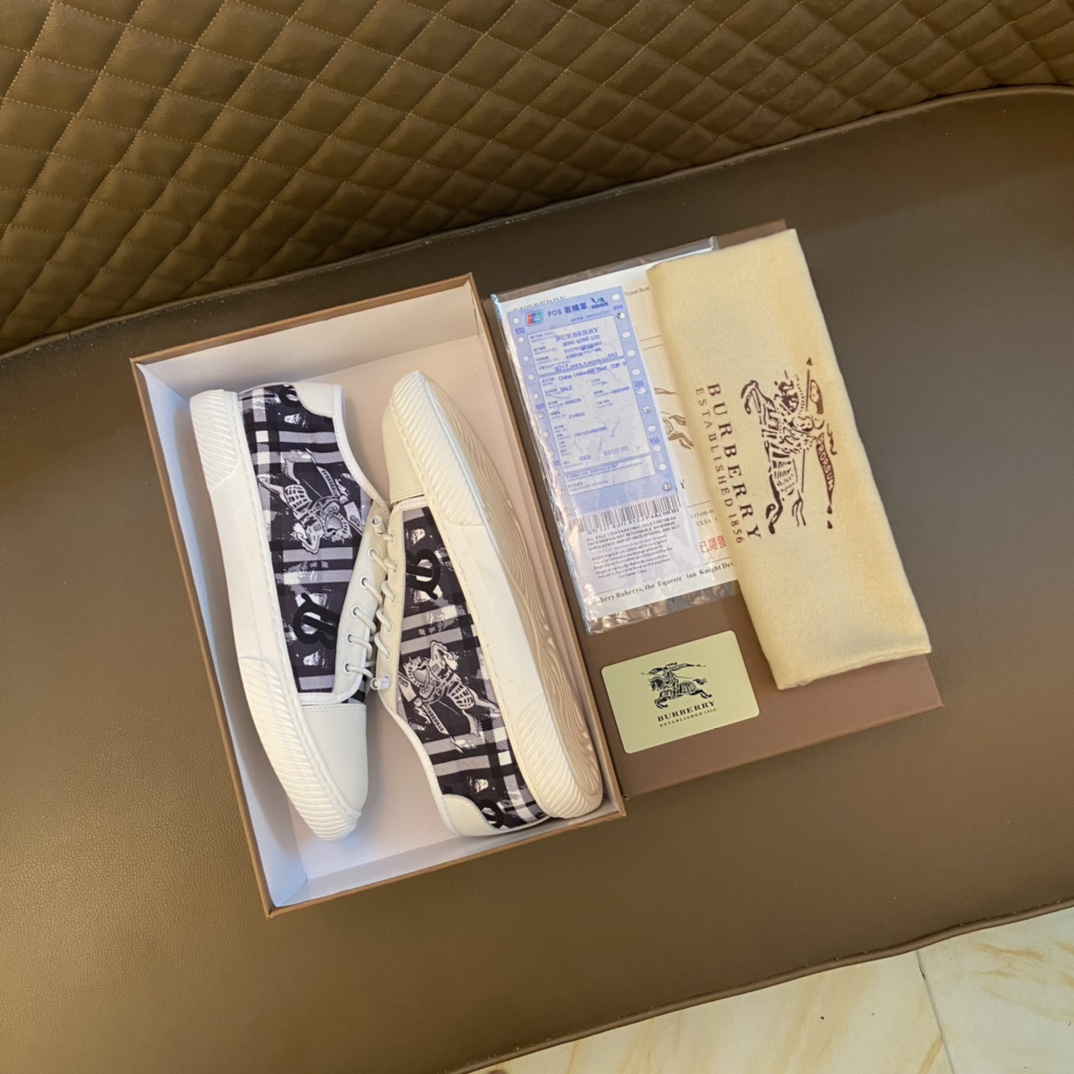 I5 巴宝莉 Burberry 经典休闲鞋2022休闲运动男鞋，懒人套脚板鞋 帆船鞋 全新米兰时装时尚的设计，完美做工，原版复刻 霸气花纹 材质：头层牛皮+特殊布料，柔软舒适，羊皮鞋垫，适合户外青年跑步户外司机驾车鞋 套脚方便 懒人乐福首选原版橡胶耐磨大底，男鞋