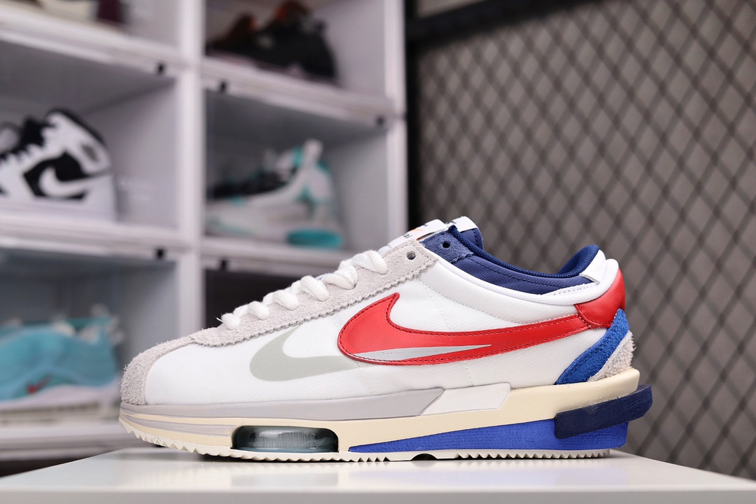 H5 Sacai x Nk Zoom Cortez 4.0 A.耐克新款解构老爹风厚底休闲运动慢跑鞋此次联名配色选用最 OG 的白蓝红方案，复古气息浓郁。设计上依旧是 Sacai 标志性的解构重叠风格，鞋身侧面有灰色和红色两个 Swoosh。双层的鞋帮和鞋舌，以及双鞋带系统，「double」理念赋予复古鞋型全新现代风格。最引人注目的是前掌中底创新性地加入可视 Zoom Air 气垫，极具辨识度。