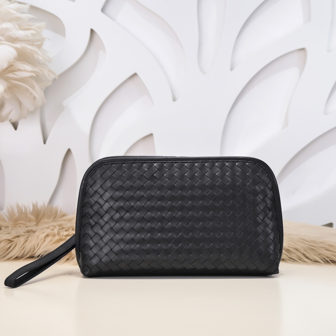 Bottega Veneta Pochette Homme en Cuir Intrecciato Noir, Élégance et Fonctionnalité
