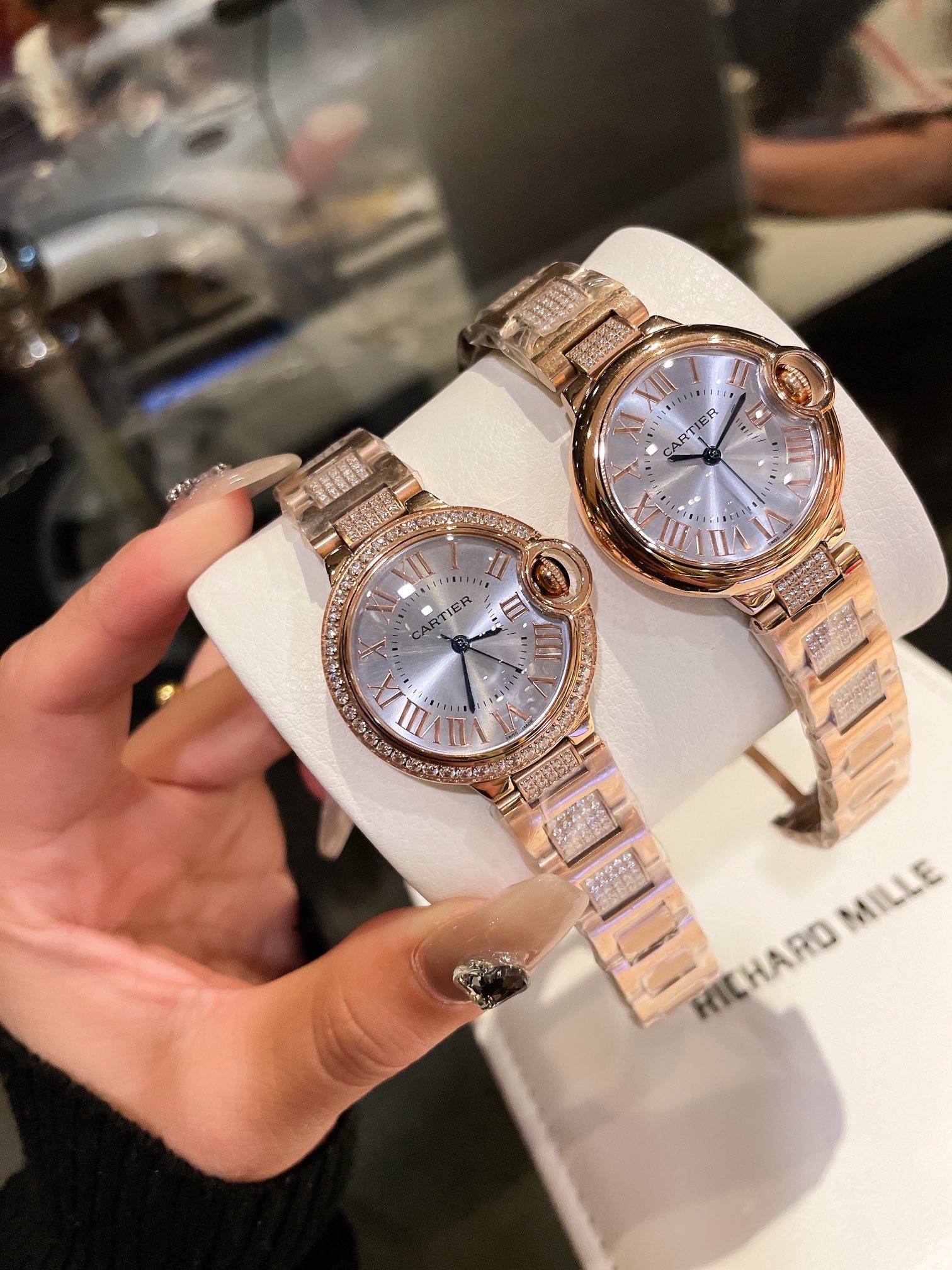 鱼眼玻璃 33cm 匠心之作 卡地亚 Cartier 蓝气球，精致33mm石英腕表，传统三针设计 星空运转 时间流淌 特殊工艺镶钻，个性 完美 搭配鱼眼蓝宝玻璃运用瑞士原装瑞士石英机芯 走时精准 进口高光牛皮带 原装折叠扣 认准高”},”videoURL”:”