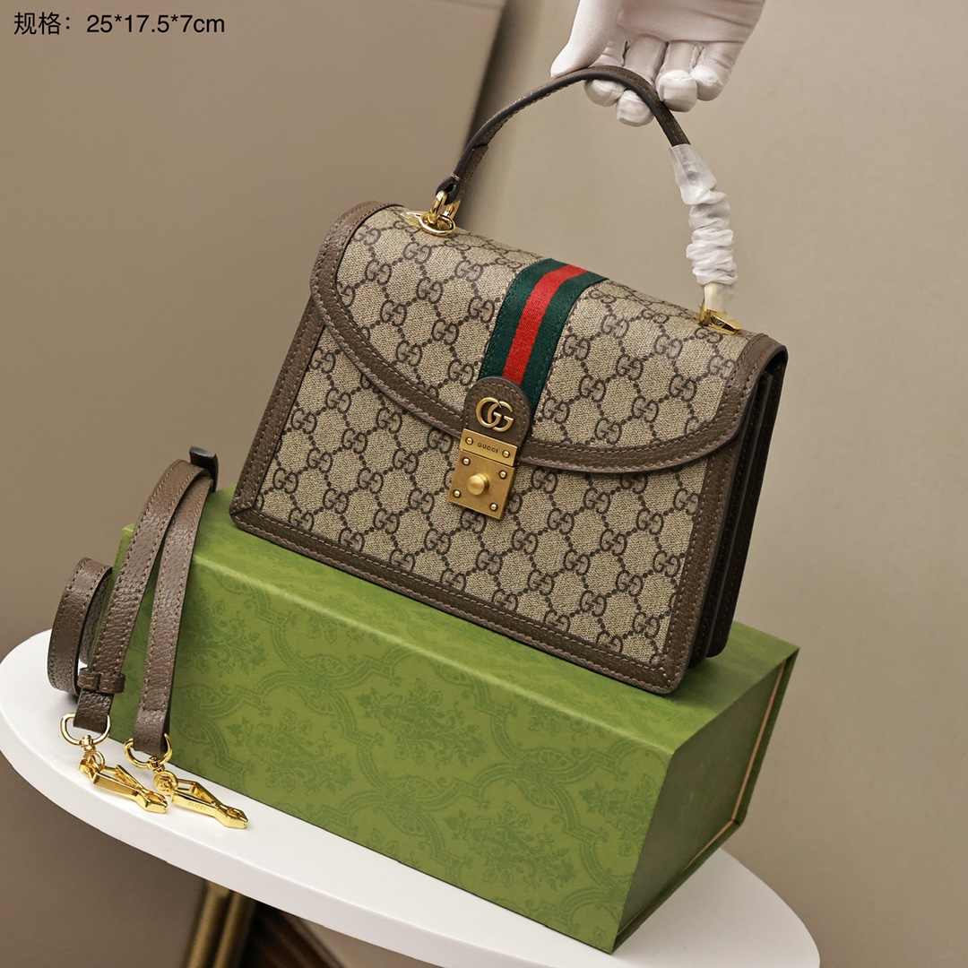 GUCCI Ophidia手提邮差包💰320 高版本 方形复古造型融合品牌经典条纹织带和双G造型配件，手袋采用品牌标志性双G图案帆布制作，米色和乌木色GG Supreme帆布，环保材料，棕色皮革滚边，内部：拉链口袋和多层口袋，配有可拆卸肩带。 规格：25*17.5*7cm