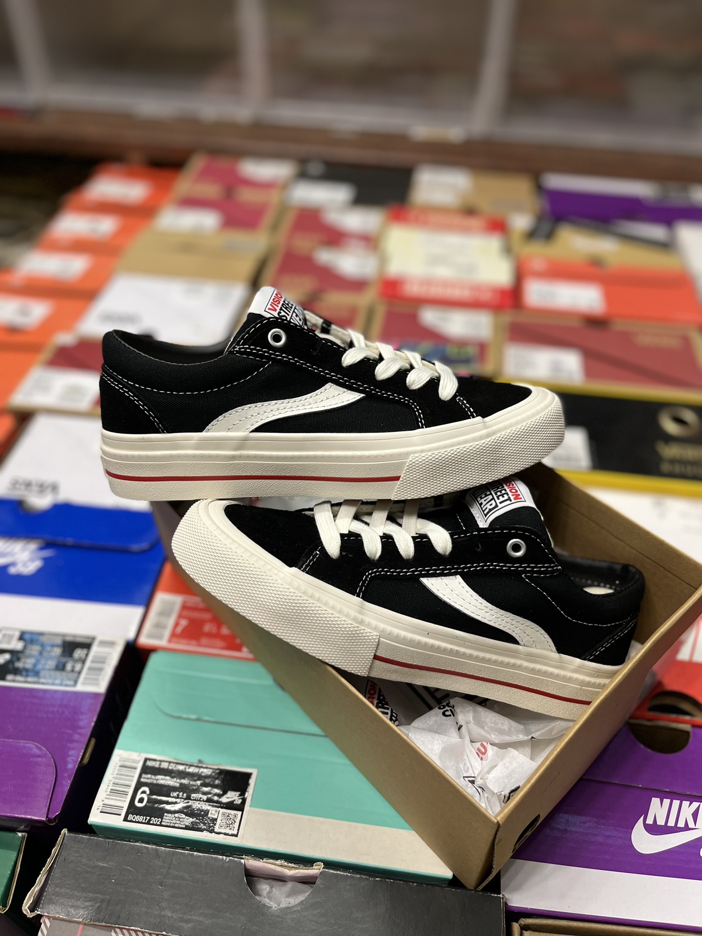 💰120                                                                                      Vision Street Wear X Odd Cirkus联名款经典复古黑色翻毛皮帆布鞋低帮休闲滑板鞋
正确版本双色大底出货‼
原版开模耗时研发 市面顶级版本 高端品质 原版私模大底 原装硫化工艺                                       尺码：35-44（带半码）  型号：H966