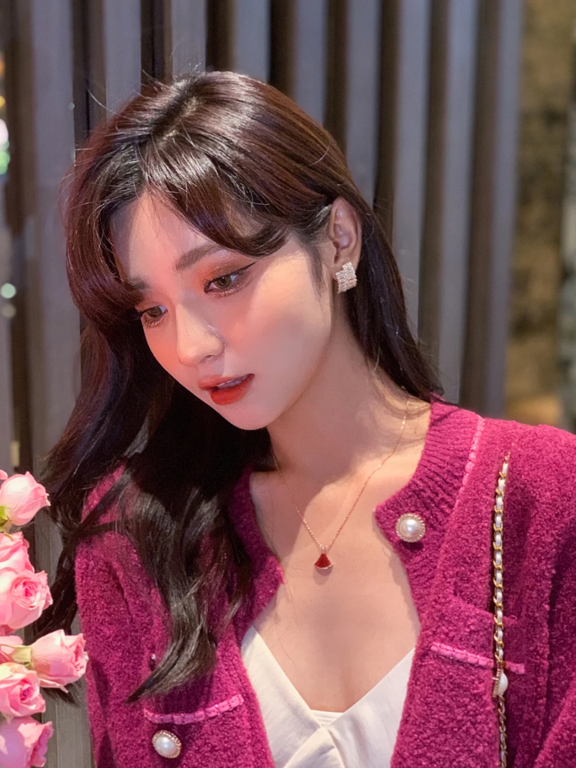 NO:634068,Red fan necklace upper body picture, necklace, Cartier high-end jewelry19860909红色扇子项链上身图,,necklace,卡迪亚高端饰品,Jewelry