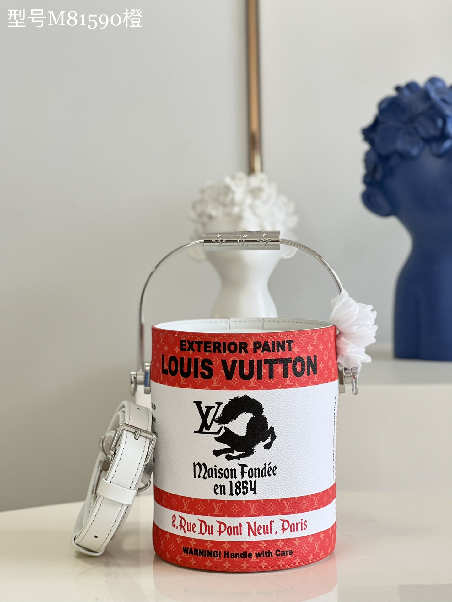 NO:399004,[Exclusive real photo M81590 orange] LV Paint Can handbag has a metal handle, imitating the paint bucket configuration vividly, creating an alternative choice outside of traditional design. Enriched space to accommodate mobile phones and other personal items, and bright colors show the trendy concept of Virgil Abloh. Size 13.5 x 17 x 7 cm xl.630, LV [original leather], louis vuitton19860909【独家实拍M81590橙】LV Paint Can 手袋拥有金属手柄,将油漆桶构型模仿得惟妙惟肖,成就传统设计之外的另类选择.充裕空间可容纳手机和其他个人物品,鲜明色彩彰示 Virgil Abloh 的潮流理念.尺寸13.5 x 17 x 7 厘米 xl.630,LV【原厂皮】,louis vuitton,Bag