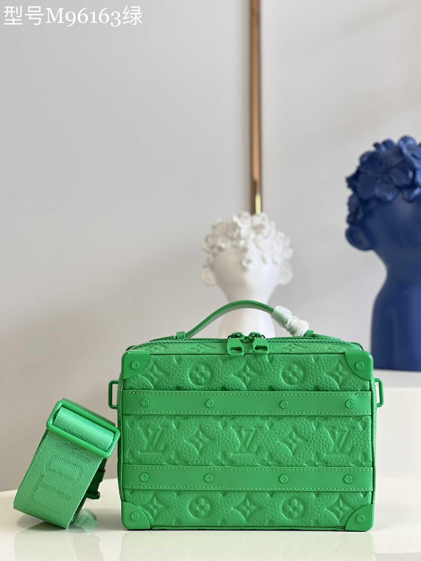 NO:398987,【Exclusive real photo M96163 green】This Handle Soft Trunk handbag is soaked in bright colors, recalling the trendy concept of designer Virgil Abloh. Taurillon leather imprinted classic Monogram pattern, the iconic configuration originates from Louis Vuitton traditional hard case, top handle and adjustable shoulder strap to achieve multiple carrying methods. Detailed features 21.5 x 15 x 7 cm (length x height x width) Z.800, LV [original leather], louis vuitton, louis vuitton19860909【独家实拍M96163绿】本款 Handle Soft Trunk 手袋浸染鲜明色彩,回忆设计师 Virgil Abloh 的潮流理念.Taurillon 皮革压印经典 Monogram 图案,标志性构型源自路易威登传统硬箱,顶部手柄和可调节肩带实现多种背携方式.详细特征21.5 x 15 x 7 厘米 (长度 x 高 x 宽) Z.800,LV【原厂皮】,louis vuitton,louis vuitton,Bag