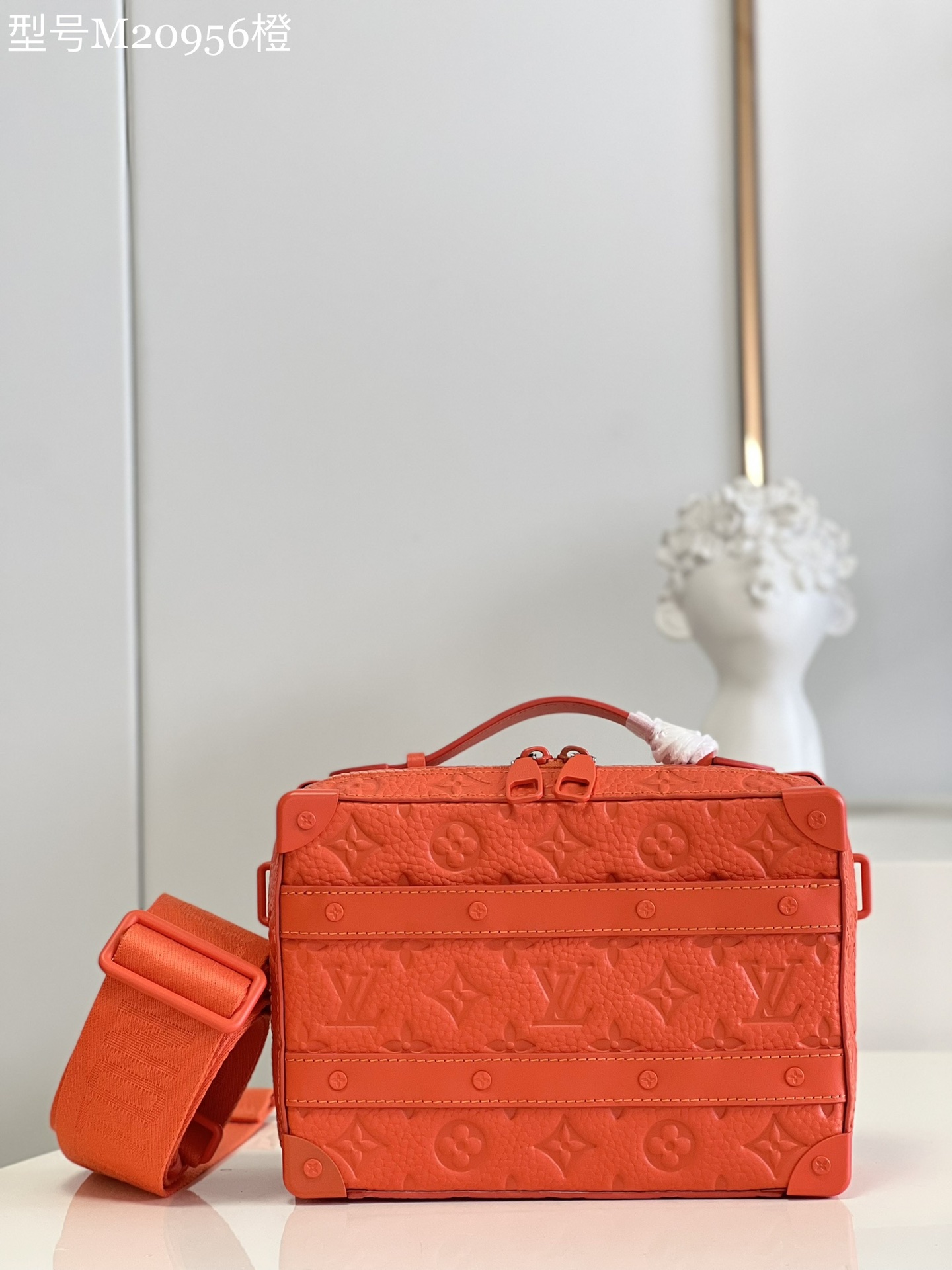 NO:398990,【Exclusive real photo M20956 orange】This Handle Soft Trunk handbag is soaked in bright colors, recalling the trendy concept of designer Virgil Abloh. Taurillon leather imprinted classic Monogram pattern, the iconic configuration originates from Louis Vuitton traditional hard case, the top handle and adjustable shoulder straps achieve multiple carrying methods. Detailed features 21.5 x 15 x 7 cm (length x height x width) Z.800, LV [original leather], louis vuitton, louis vuitton19860909【独家实拍M20956橙】本款 Handle Soft Trunk 手袋浸染鲜明色彩,回忆设计师 Virgil Abloh 的潮流理念.Taurillon 皮革压印经典 Monogram 图案,标志性构型源自路易威登传统硬箱,顶部手柄和可调节肩带实现多种背携方式.详细特征21.5 x 15 x 7 厘米 (长度 x 高 x 宽) Z.800,LV【原厂皮】,louis vuitton,louis vuitton,Bag