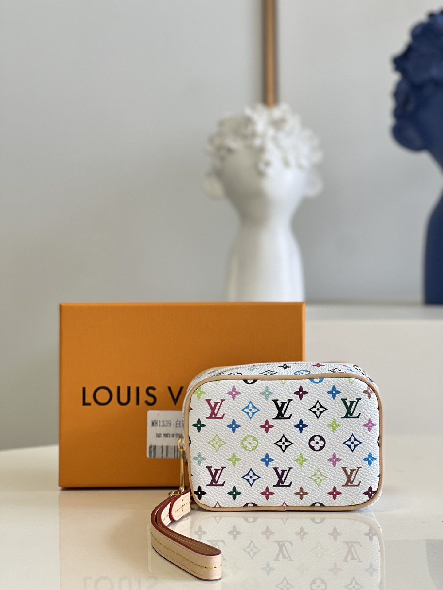 NO:399002,【Exclusive real photo M81339 white color】 1 'True Wapity' of the 'Spring in the City' capsule series. Made of Monogram canvas with soft color gradients that draw inspiration from the morning sky. Removable wristband, wide zipper-style opening, easy to remove content, and a flat bottom pocket on the inside, it is a very practical makeup bag. Size 11 x 8 x 4 cm Z., LV [original leather], louis vuitton, cosmetic bags & cases19860909【独家实拍M81339白彩】 “Spring in the City”胶囊系列的1个“True Wapity”.用印有从朝霞天空中汲取灵感的柔和色渐变的Monogram帆布做成的.可拆卸腕带,宽拉链风格开口,便于取出内容,内侧配有平底口袋,是一款非常实用的化妆包.尺寸11 x 8 x 4 cm Z.,LV【原厂皮】,louis vuitton,cosmetic bags & cases,Bag