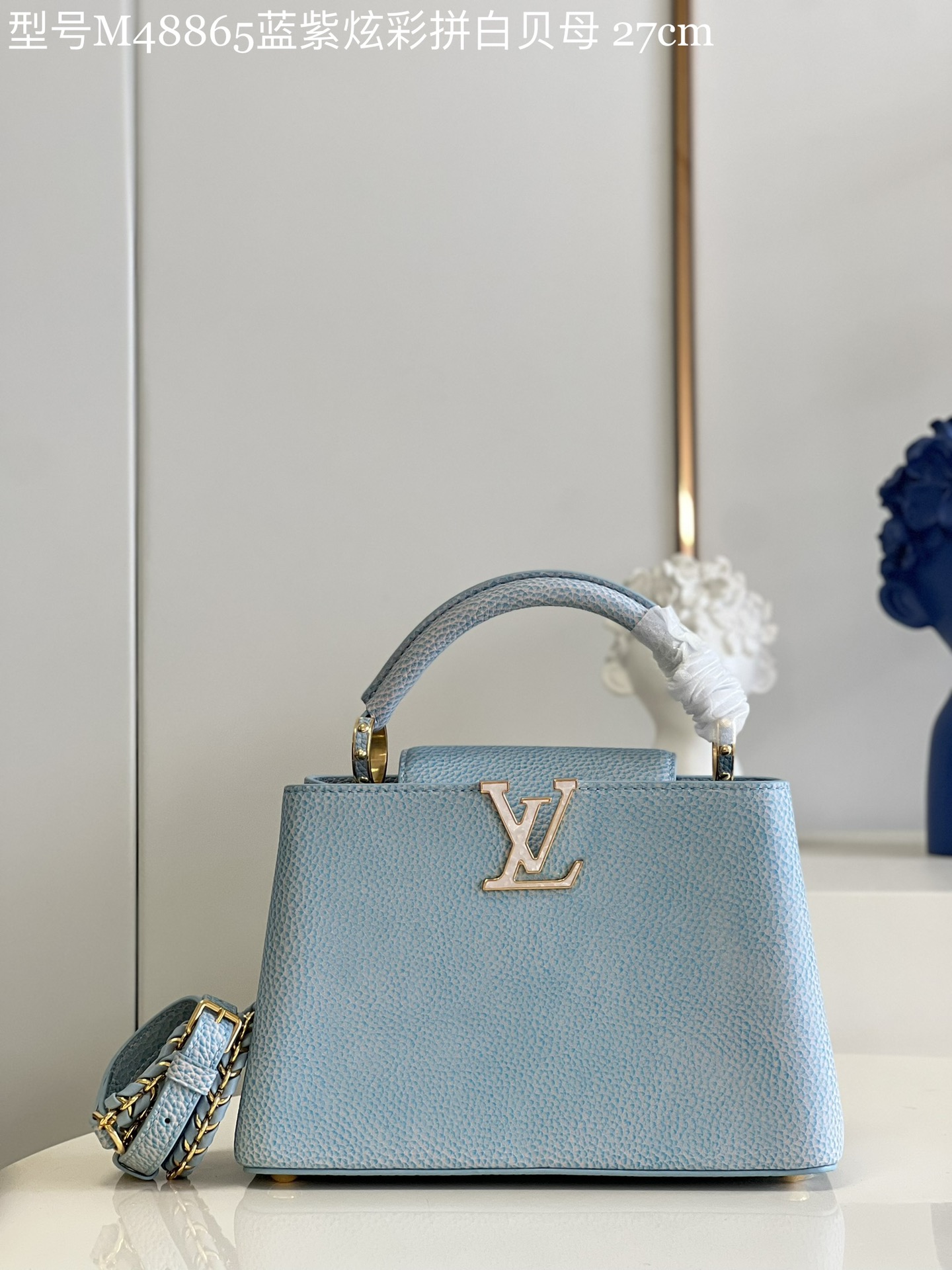 NO:399011,[Exclusive real photo Model M48865 blue and purple colorful white fritillary small] Capucines BB handbag imported from France, shiny metal trim, unique Capucines cover can be included in the bag to display letter logos, and can be turned outward. It presents Monogram Flower pattern size: 27 x 18 x 9cm N.1350, LV [original leather], louis vuitton, cowhide19860909【独家实拍 型号M48865蓝紫炫彩拼白贝母 小号】 Capucines BB手袋 法国进口小牛皮,闪亮的金属饰件,特有的Capucines搭盖既可收入包内展示字母标识,又可外翻 呈现Monogram Flower图案 size:27 x 18 x 9cm N.1350,LV【原厂皮】,louis vuitton,cowhide,Bag