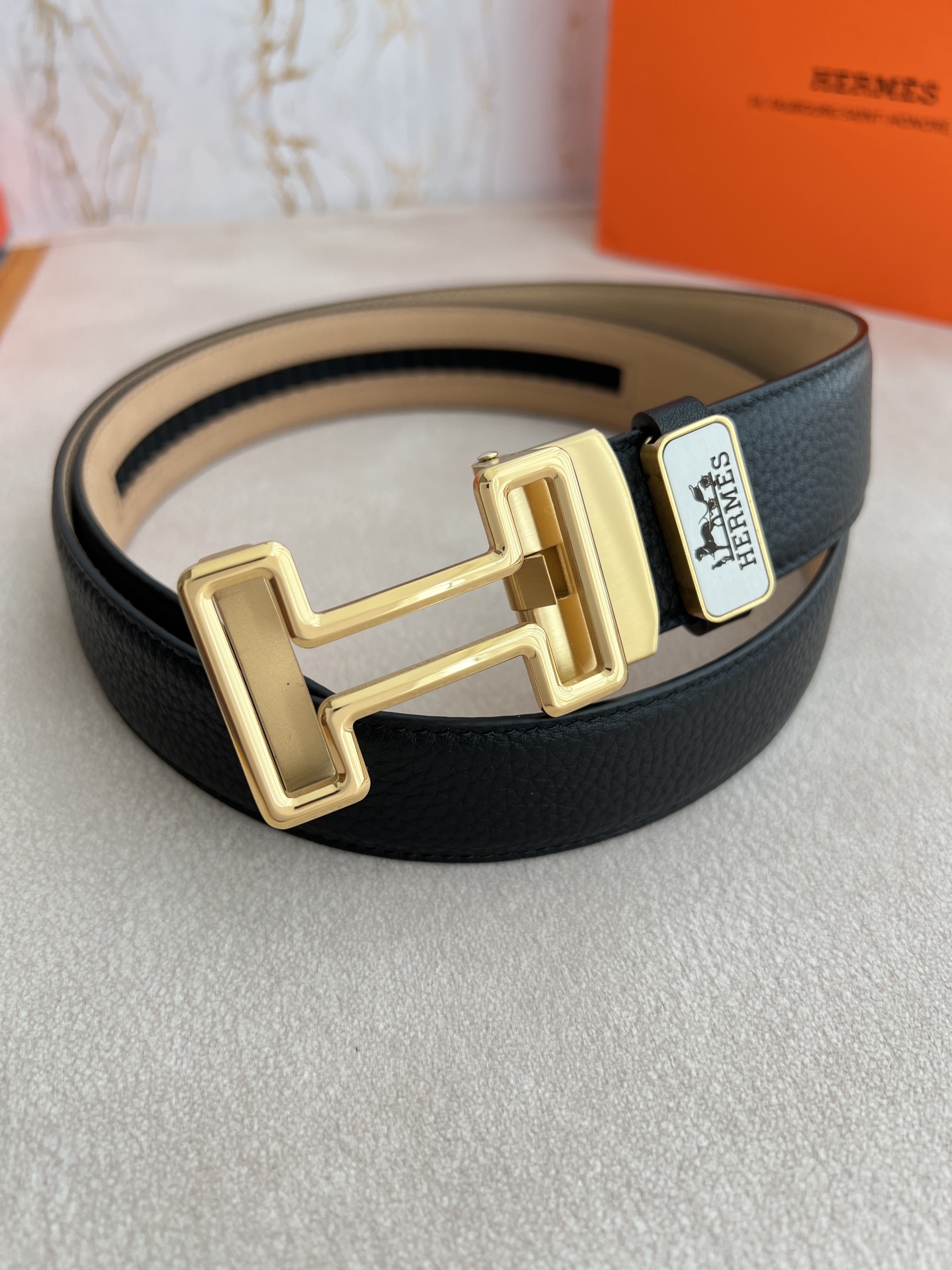 I0   Hermes 爱玛仕 自动扣皮带腰带  型号：自动带身,纯钢经典自动扣,自动带身 腰带：百分百头层牛皮,自动带身,保证真皮.24k纯钢扣永不掉色专柜同等质量, 双面头层牛皮,头层牛皮荔枝纹头层树膏磨砂皮底,金扣,纯钢材质自动扣,可自由裁剪,送人自用首选 包装请认准如图专柜包装,赠送打孔器,原版电子票,宽度3.5cm