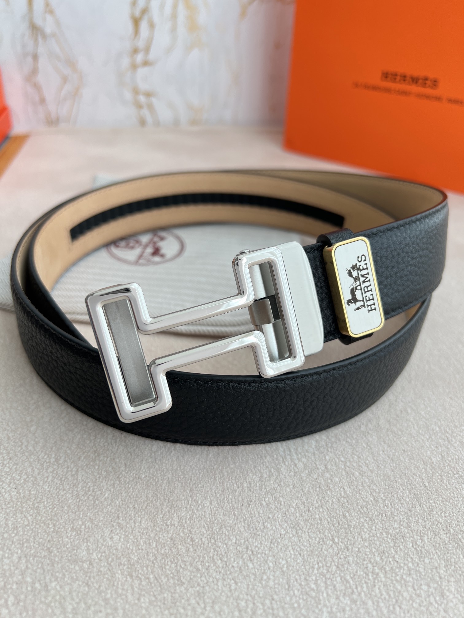 I0   Hermes 爱玛仕 自动扣皮带腰带  型号：自动带身,纯钢经典自动扣,自动带身 腰带：百分百头层牛皮,自动带身,保证真皮.24k纯钢扣永不掉色专柜同等质量, 双面头层牛皮,头层牛皮荔枝纹头层树膏磨砂皮底,银扣,纯钢材质自动扣,可自由裁剪,送人自用首选 包装请认准如图专柜包装,赠送打孔器,原版电子票,宽度3.5cm