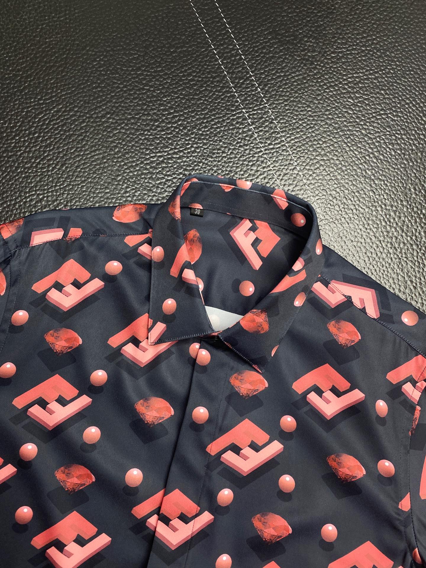 路易威登 Louis Vuitton 高定典藏名品高定成衣时装外套连衣裙衬衫T恤 #8BADAB33 4