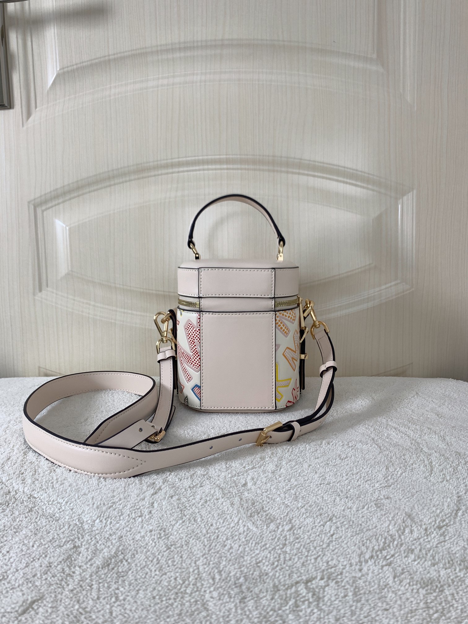 Michael Kors ～此款小圆筒彩色涂鸦手提斜挎包造型特别独特