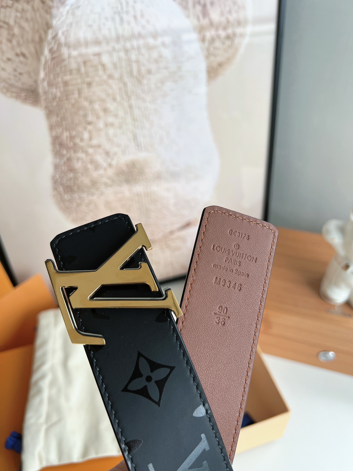 路易三层重叠设计融合光泽表层与哑光饰边，见证卓然金属工艺，搭配黑花双面PYRAMIDE 小牛皮腰带，可为心仪腰带绘上点睛之笔！40mm P170