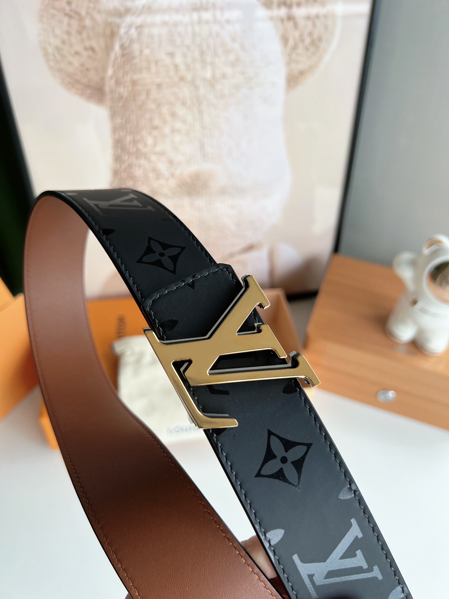 路易三层重叠设计融合光泽表层与哑光饰边，见证卓然金属工艺，搭配黑花双面PYRAMIDE 小牛皮腰带，可为心仪腰带绘上点睛之笔！40mm P170