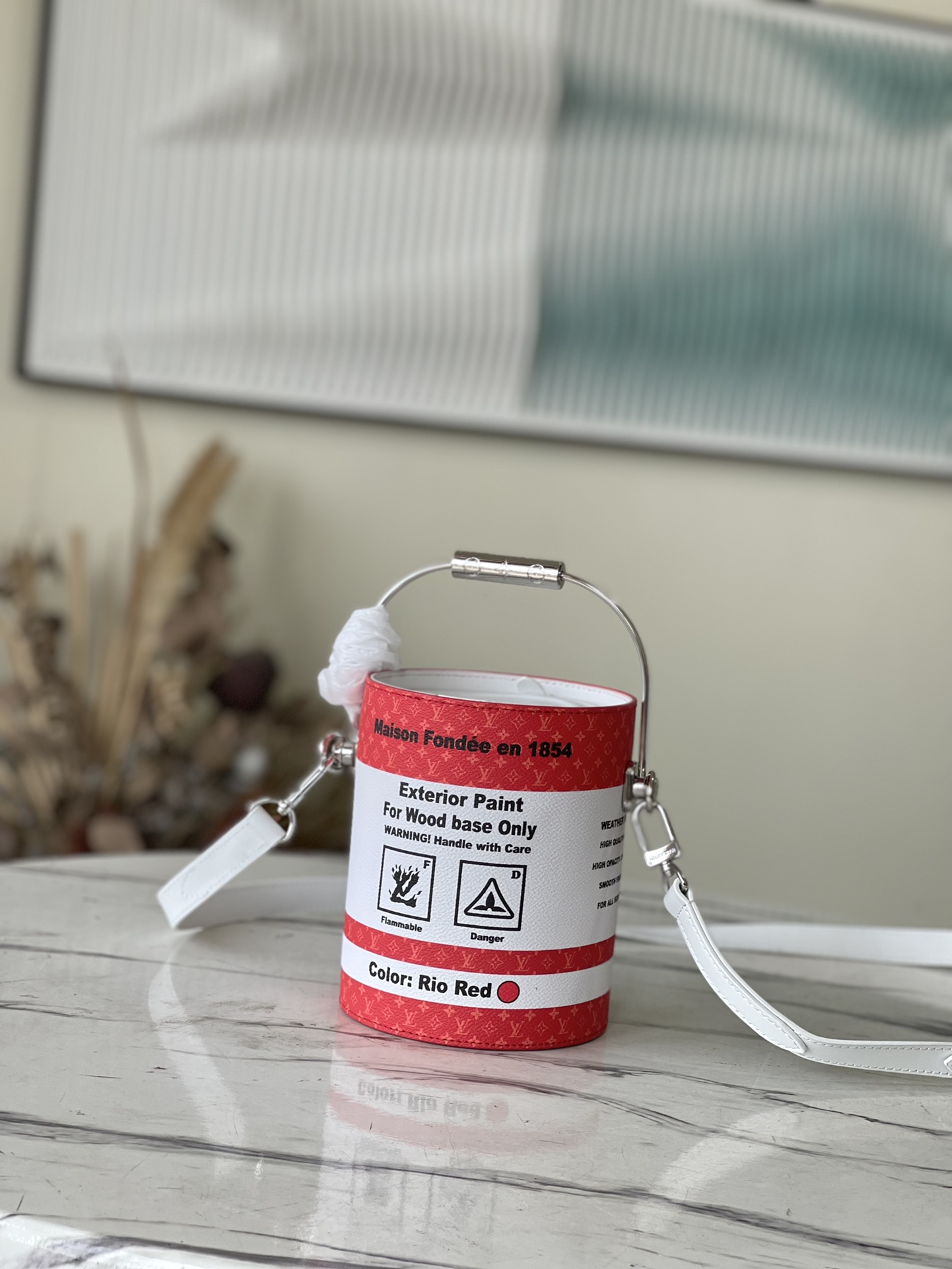 顶级原单 M81595 红色 Paint Can 手袋拥有金属手柄,将油漆桶构型模仿得惟妙惟肖,成就传统设计之外的另类选择 3