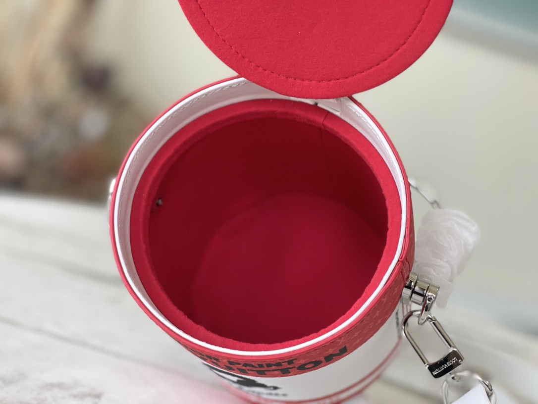顶级原单 M81595 红色 Paint Can 手袋拥有金属手柄,将油漆桶构型模仿得惟妙惟肖,成就传统设计之外的另类选择 9