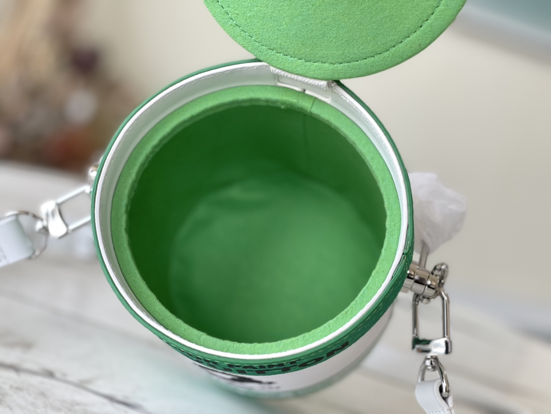 顶级原单 M81592 绿色 Paint Can 手袋拥有金属手柄,将油漆桶构型模仿得惟妙惟肖,成就传统设计之外的另类选择 9
