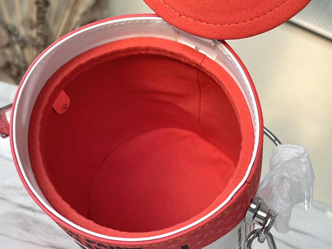 顶级原单 M81590 橙色 Paint Can 手袋拥有金属手柄,将油漆桶构型模仿得惟妙惟肖,成就传统设计之外的另类选择 9