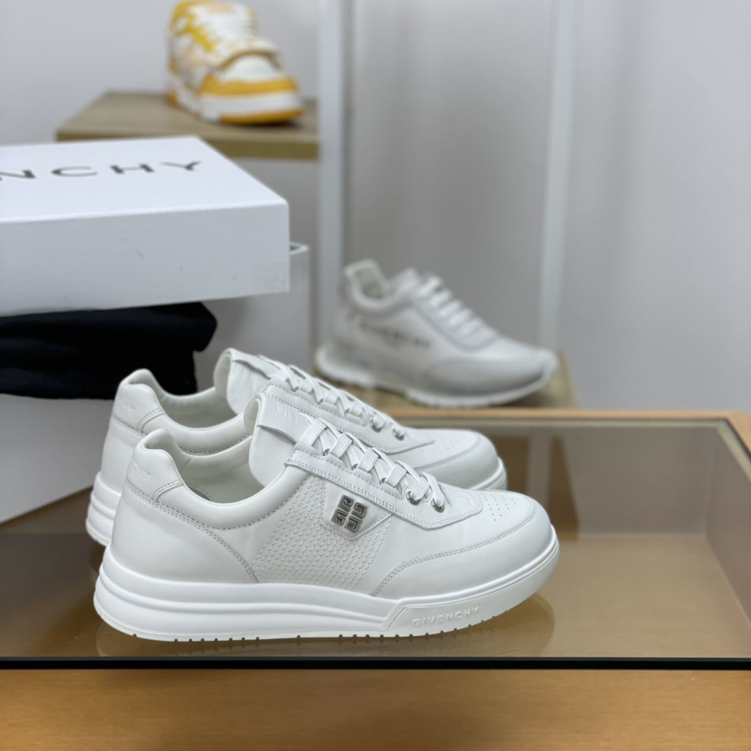 GIVENCHY纪梵希   采用牛皮材质，标志性金属扣4 G图案新款男士运动休闲鞋