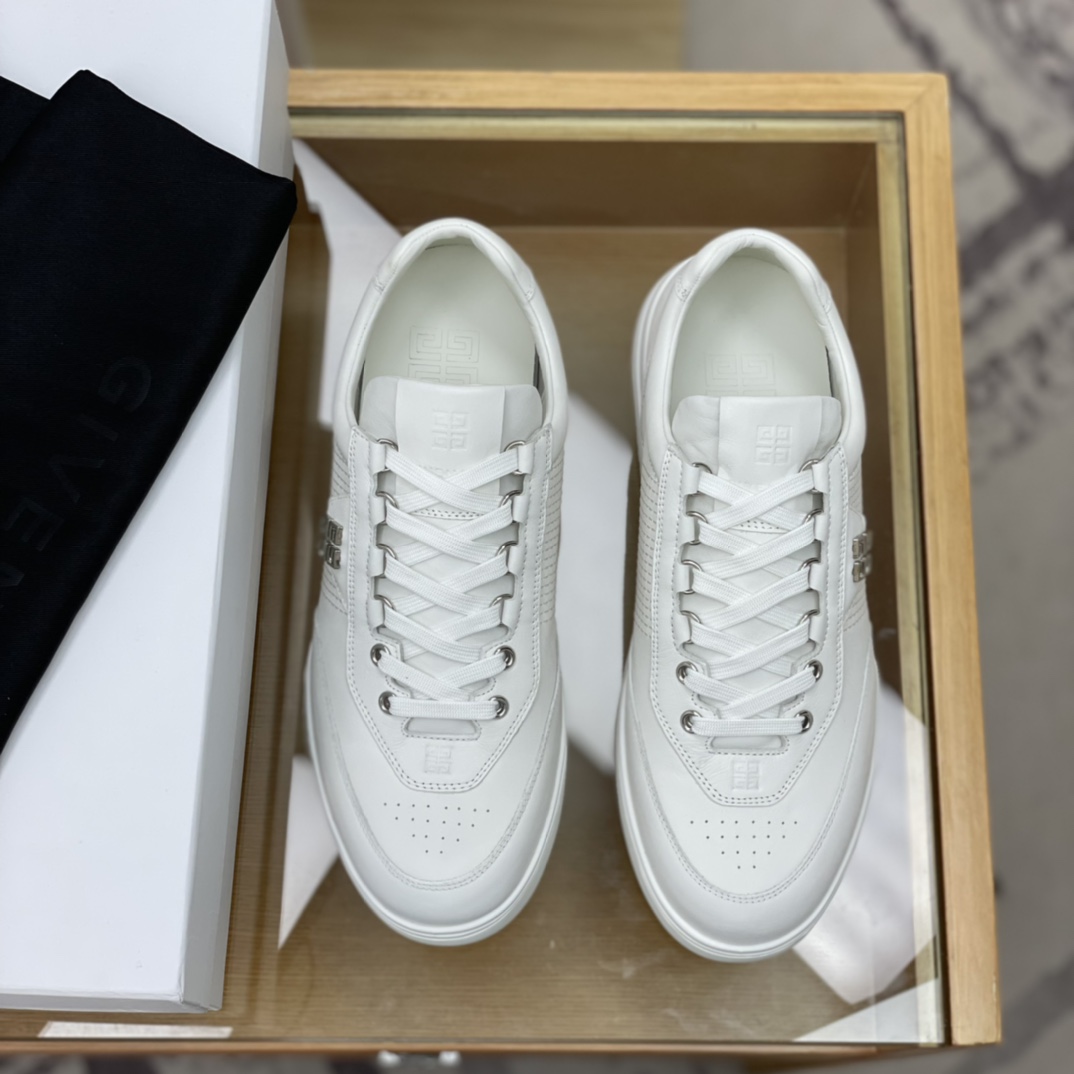 GIVENCHY纪梵希   采用牛皮材质，标志性金属扣4 G图案新款男士运动休闲鞋