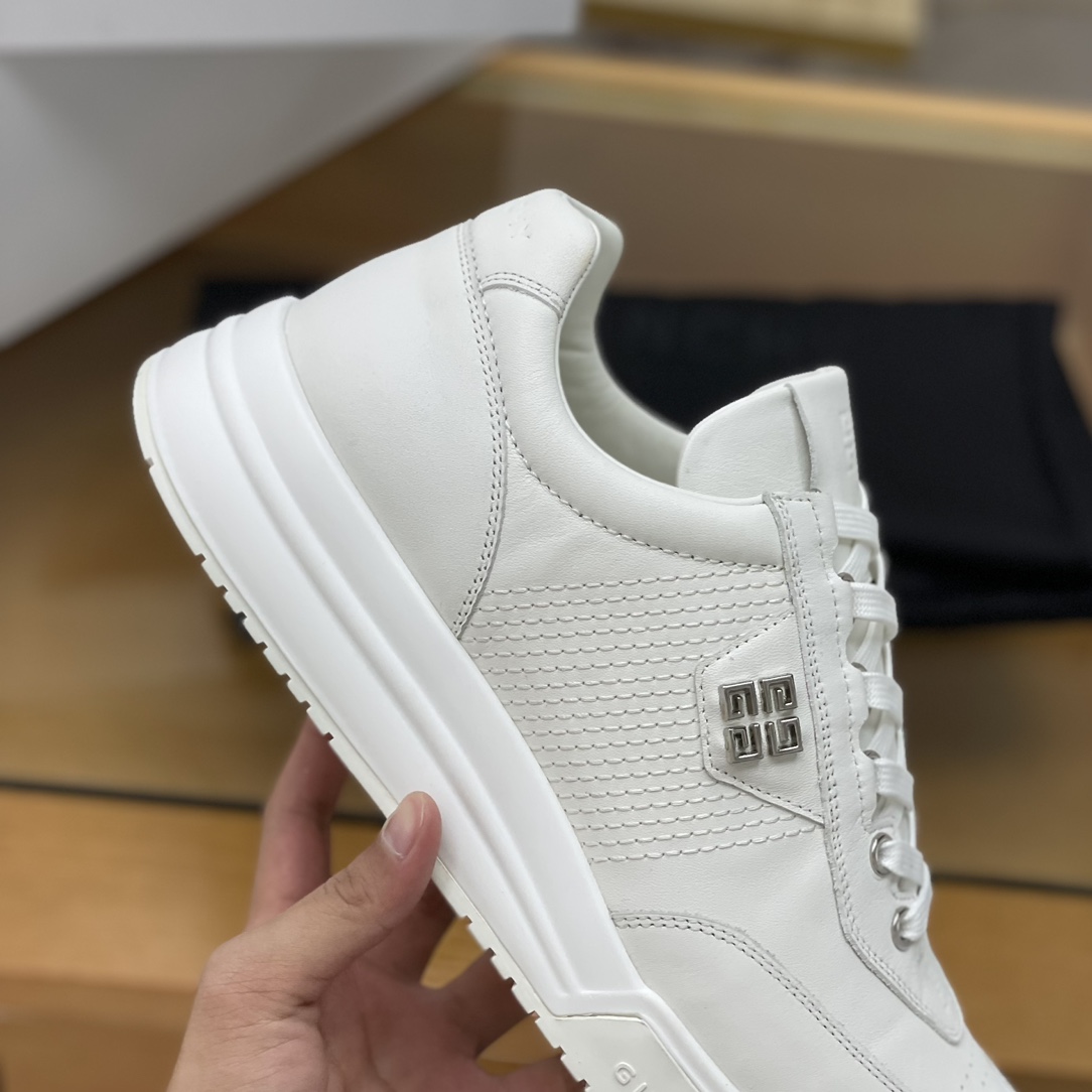 GIVENCHY纪梵希   采用牛皮材质，标志性金属扣4 G图案新款男士运动休闲鞋