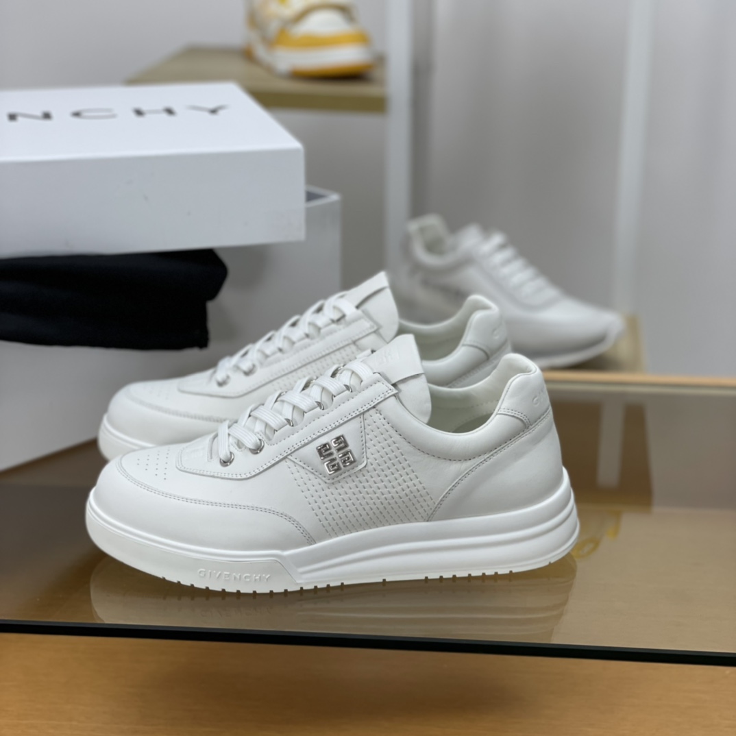 GIVENCHY纪梵希   采用牛皮材质，标志性金属扣4 G图案新款男士运动休闲鞋