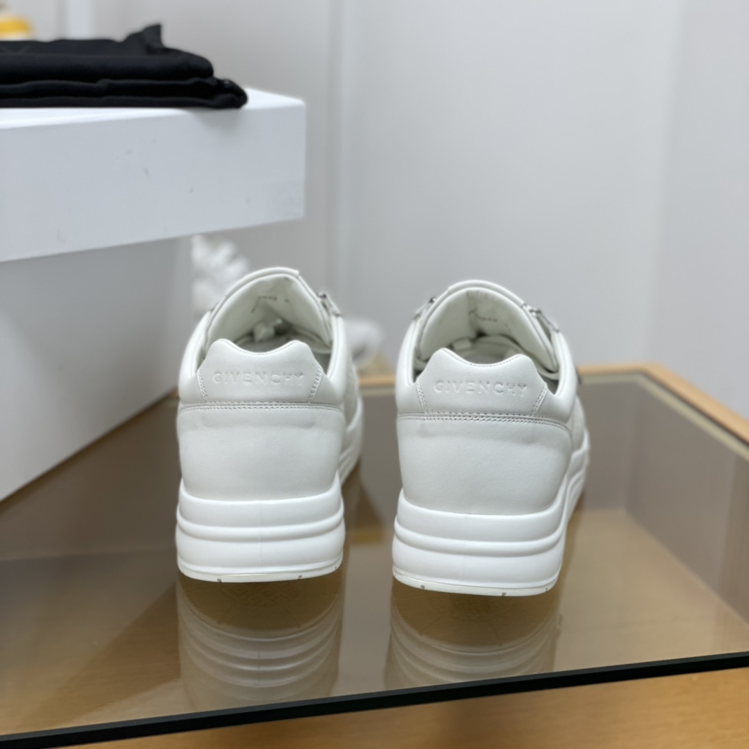 GIVENCHY纪梵希   采用牛皮材质，标志性金属扣4 G图案新款男士运动休闲鞋