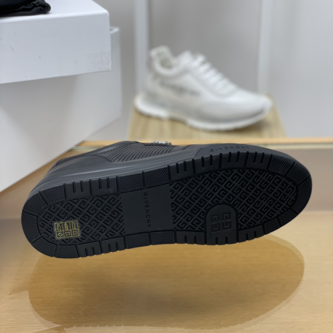 GIVENCHY纪梵希   采用牛皮材质，标志性金属扣4 G图案新款男士运动休闲鞋