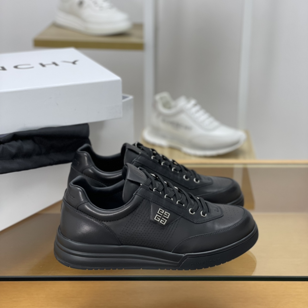 GIVENCHY纪梵希   采用牛皮材质，标志性金属扣4 G图案新款男士运动休闲鞋