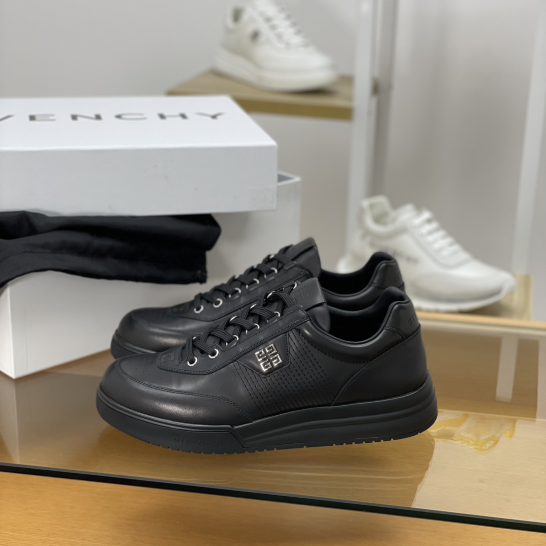 GIVENCHY纪梵希   采用牛皮材质，标志性金属扣4 G图案新款男士运动休闲鞋