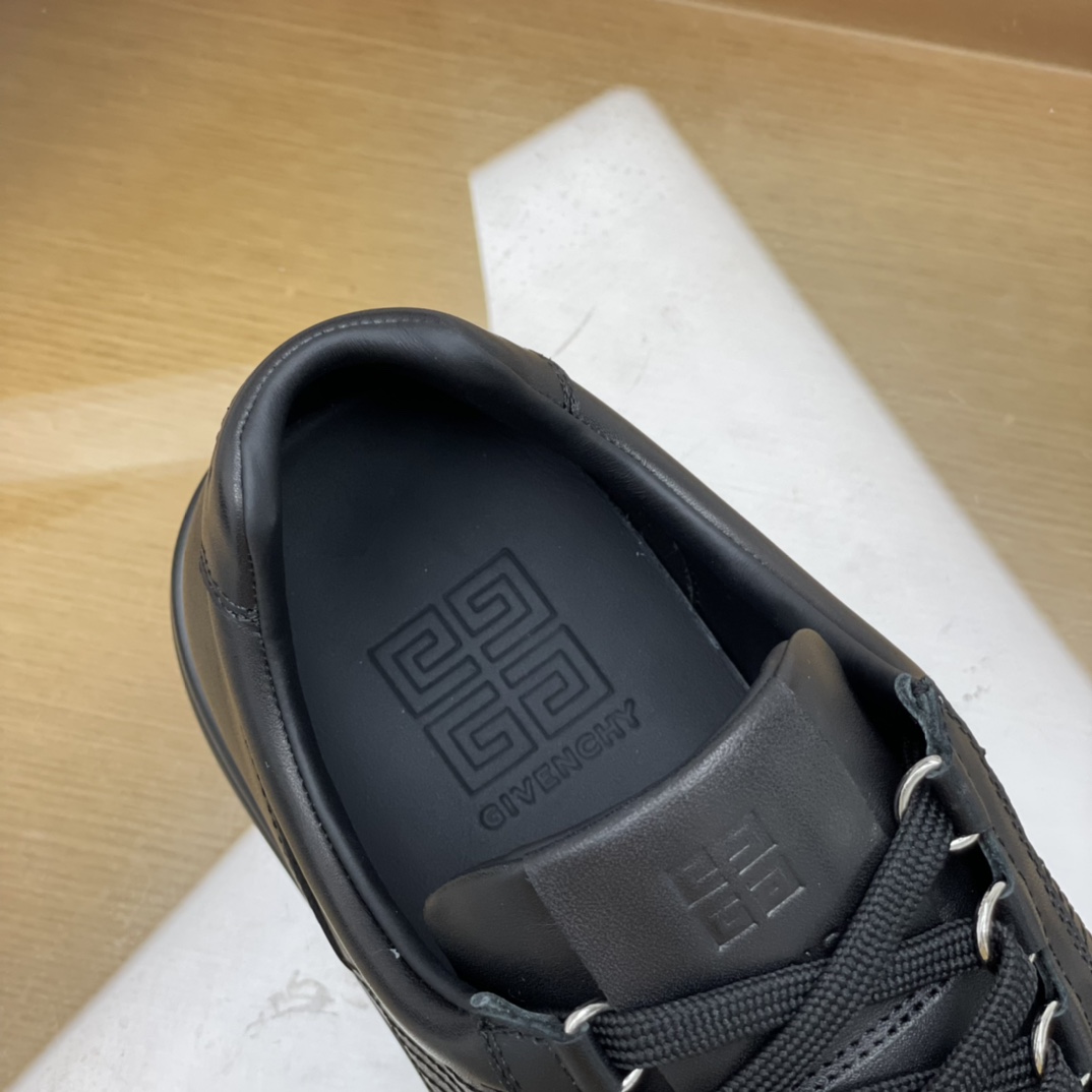 GIVENCHY纪梵希   采用牛皮材质，标志性金属扣4 G图案新款男士运动休闲鞋