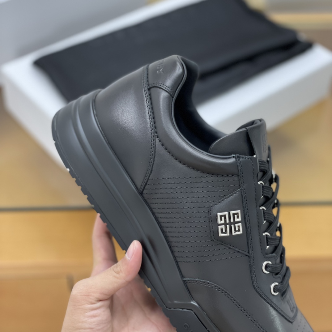 GIVENCHY纪梵希   采用牛皮材质，标志性金属扣4 G图案新款男士运动休闲鞋
