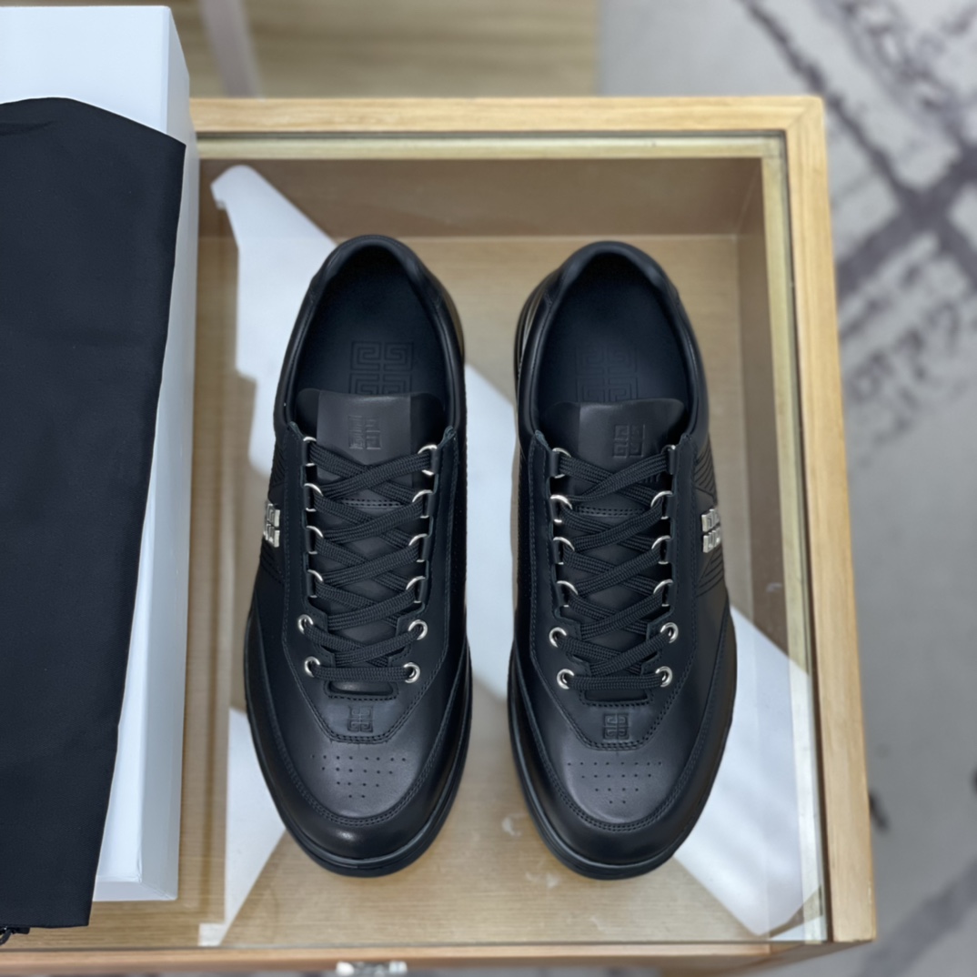 GIVENCHY纪梵希   采用牛皮材质，标志性金属扣4 G图案新款男士运动休闲鞋
